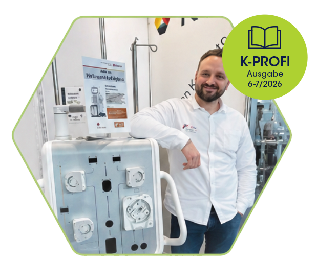 Mitarbeiter von KVH Hartung präsentiert technische Lösung auf einer Fachmesse